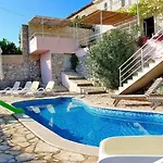 Tony - Five Bedroom With Terrace, Swimming Pool And Sea View