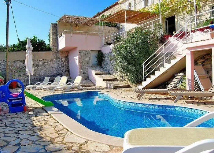 Tony - Five Bedroom With Terrace, Swimming Pool And Sea View