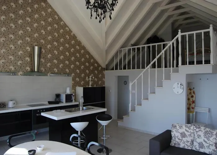 Tony - Five Bedroom With Terrace, Swimming Pool And Sea View