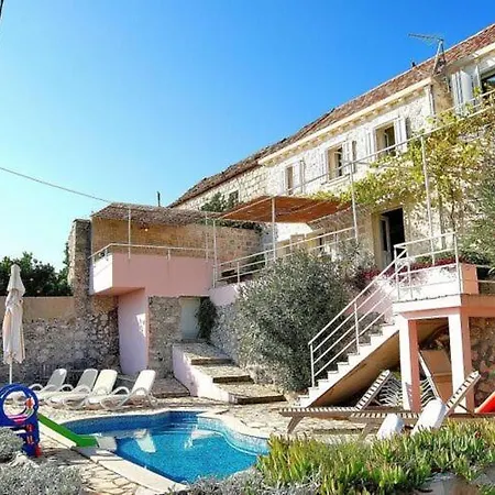 Tony - Five Bedroom With Terrace, Swimming Pool And Sea View *