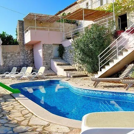 Tony - Five Bedroom With Terrace, Swimming Pool And Sea View
